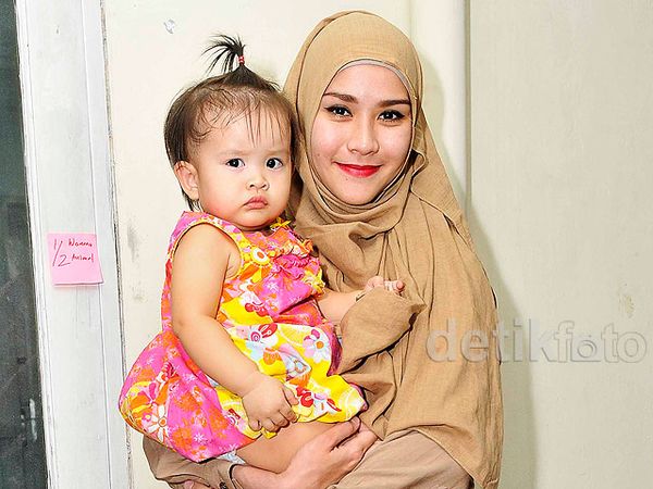 Zaskia Mecca Gendong si Kecil Kala