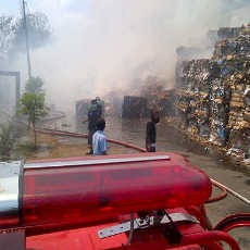 Tumpukan Kertas Terbakar Ludeskan Dua Truk yang Parkir