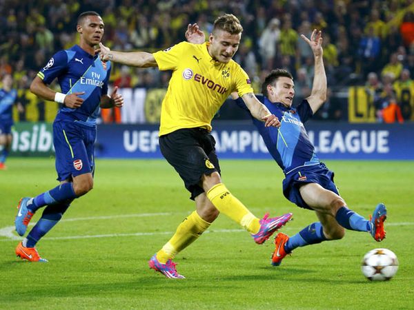Dortmund Kalahkan Arsenal 2-0