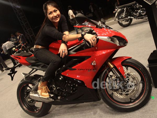 Aksi Moge Inggris Triumph