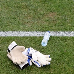 Kasihan Reto Felder, Botol Minumnya Diisi Air Seni Suporter Lawan