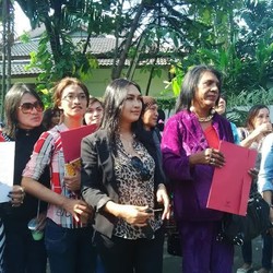 Puluhan Waria Geruduk Kantor Transisi Minta Diperhatikan Jokowi