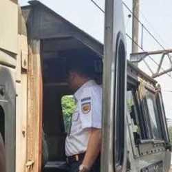 Melihat Aksi Dirut PT KAI Ngecek Ruang Masinis
