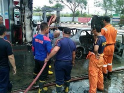 SPBU di Batam Terbakar karena Mobil Sedan Alami Korsleting Saat Isi Bensin