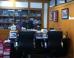 Hakim Artidjo dan Ruang Kerja yang Berantakan karena Ulah Koruptor