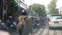 Anggota TNI Ini Halau Ojek yang Buat Macet di Stasiun Palmerah
