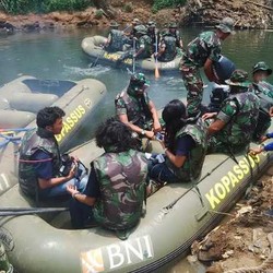 Keren! Ini Gaya Kopassus saat Bersih-bersih Ciliwung