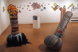 Wuih! Nenek Ini Bikin Rajutan Instalasi Alat Kelamin Pria