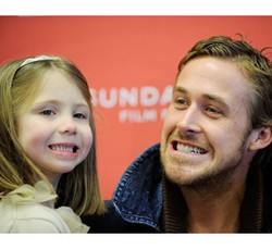 Foto: Ryan Gosling, Si Ayah Tampan yang Dekat dengan Anak-anak