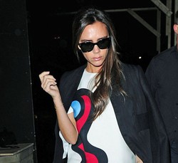 Foto: Gaya Victoria Beckham Saat Awasi Renovasi Butiknya