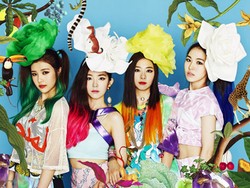 Kocak! Dukung Red Velvet, Fans Bawa Sapu Bulu Empat Warna