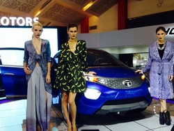 Bule Cantik dari Eropa Timur Ramaikan IIMS