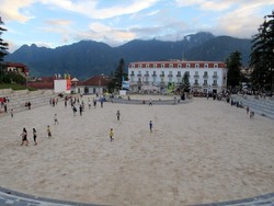 Inikah Alun-alun dengan Latar Belakang Paling Keren di Asia?