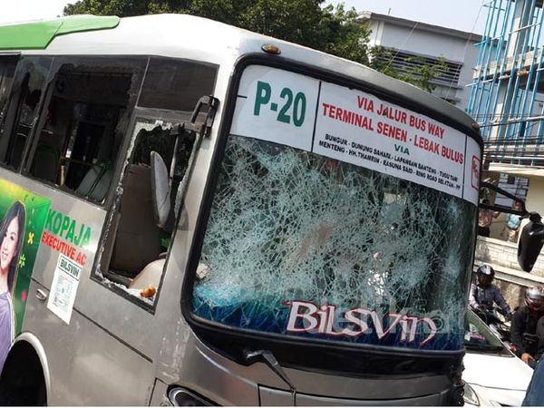 Senggol Pemotor, Kopaja Dirusak Massa