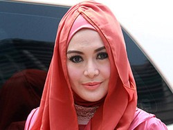 Dibawa ke Rutan Pondok Bambu, Eddies Adelia Berurai Air Mata