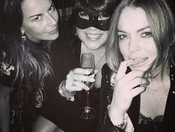 Pesta Bareng Penulis 50 Shades of Grey, Lindsay Lohan Ber-lingerie