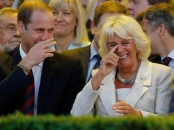 Pangeran William dan Camilla Akrab, Katie Holmes Bergaun Menerawang