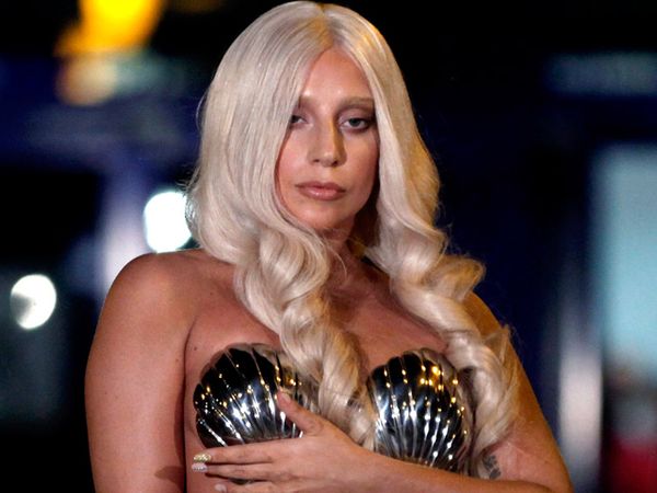 Lady Gaga Nyaris Telanjang di Yunani