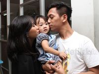 Kebersamaan Rian dMasiv dengan Istri dan Putri Tercinta