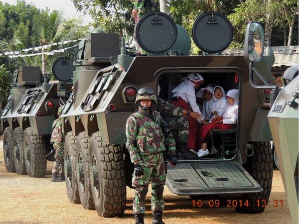 Asyiknya Jalan-jalan dengan Panser Anoa