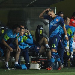 Oezil Tak Tampak Bahagia di Arsenal