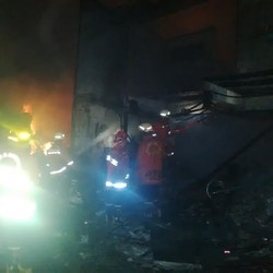 Kebakaran di Toko Besi Berhasil Dipadamkan, Pemilik Tampak Kebingungan