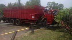 Bus Terbalik dan Truk Celaka di Tol Jagorawi Arah Bogor, Macet Panjang Terjadi