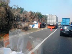 Truk Terbalik di Tol Cikampek, Muatan Karung Tumpah di Pinggir Jalan
