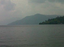 Danau Toba Diselimuti Asap, Suasana Siang Jadi Gelap Seperti ini