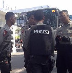 Antisipasi Demo, Ratusan Polisi Bersenjata Berjaga di DPRD