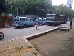 Angkot Ngetem di Depan Perlintasan Stasiun Kalibata Bikin Macet dan Bahaya
