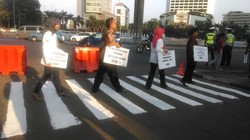 Merasa Haknya Dirampas, Para Pejalan Kaki ini Cat Zebra Cross Sendiri