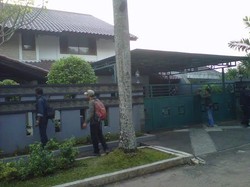 KPK Bawa Berkas Diduga Akta Jual Beli dari Rumah Sutan Bhatoegana