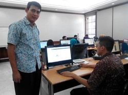 Begini Suasana Kerja Tim Respons Cepat yang Mengolah Aduan Anda ke Ahok