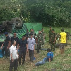 TNI dan Brimob Bantu Evakuasi Korban Kecelakaan Bus di Jagorawi