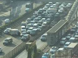 3 Mobil Tabrakan Beruntun di Tol Dalam Kota, Lalin ke Slipi Macet