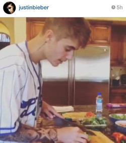 Justin Bieber Pamer Video Masak Bersama Wanita Mirip Selena di Instagram