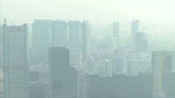 Langit Singapura Diselimuti Kabut Asap dari Indonesia
