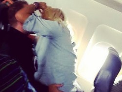 Bercumbu & Aneka Tingkah Seronok Penumpang di Pesawat