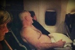 Melintang Sampai Topless, Tingkah Penumpang Tidur di Pesawat