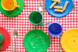 Pakai Piring Berwarna Kontras dengan Makanan Bantu Kurangi Porsi Makan