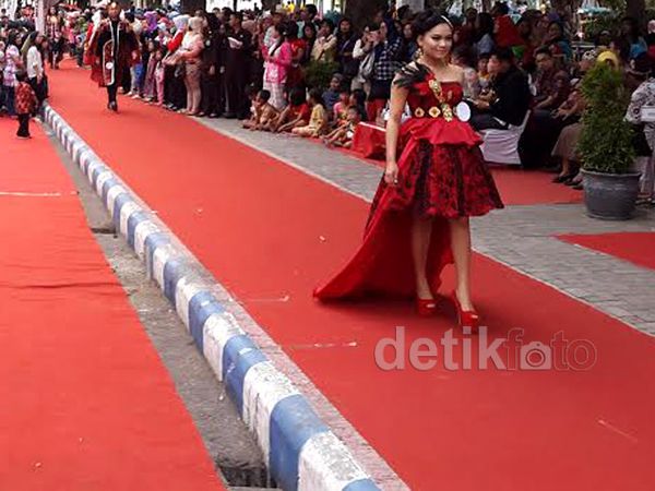 Para Model Berlenggak-lenggok di Atas Trotoar