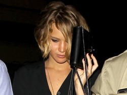 Jennifer Lawrence Hindari Paparazi Usai Dinyanyikan Chris Martin