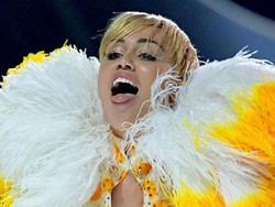 Miley Cyrus Diperiksa Polisi Karena Gosok Bendera Meksiko di Bokong