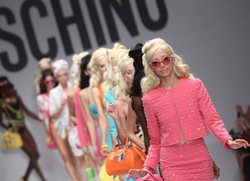 Boneka Barbie Hidup di Dunia Moschino