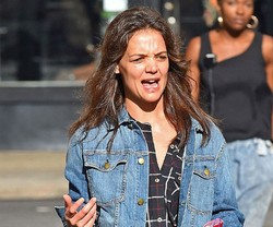 Tanpa Make-up, Katie Holmes Nyaris Tak Dikenali