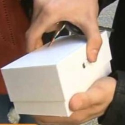 Ouch, Pembeli Pertama Langsung Jatuhkan iPhone 6