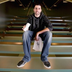 Ini Dia Pembeli iPhone 6 Pertama di Dunia