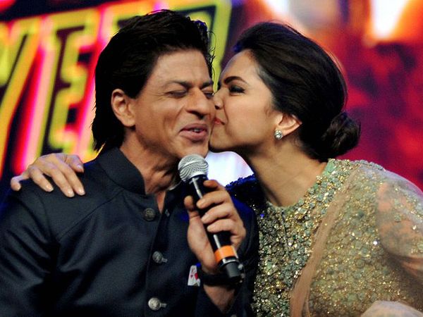 Muah! Artis Bollywood Deepika Padukone Kecup Pipi Shahrukh Khan