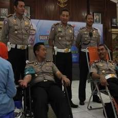 Ratusan Polisi Donor Darah untuk Korban Kecelakaan